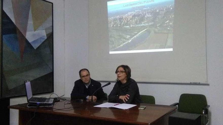La concejala de Obras, Ruth Martín, junto al arquitecto Claudio Pedrero presenta la ponencia.