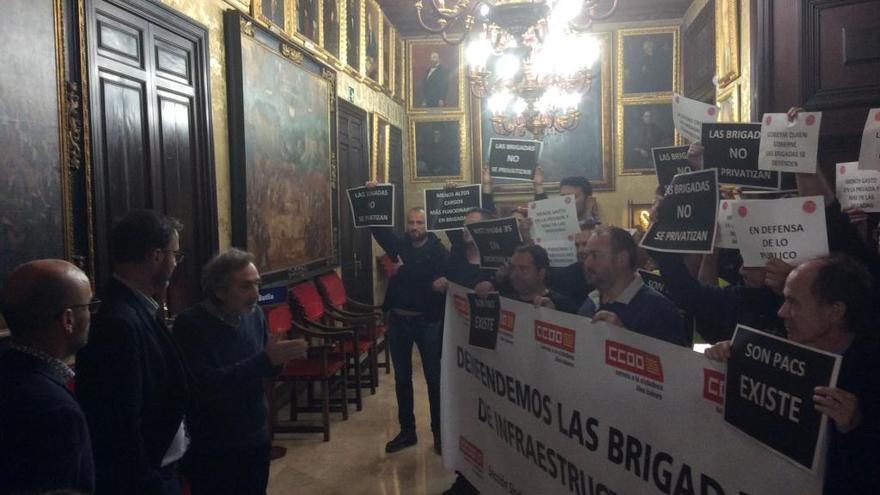 Trabajadores de las brigadas protestan ante el alcalde José Hila.