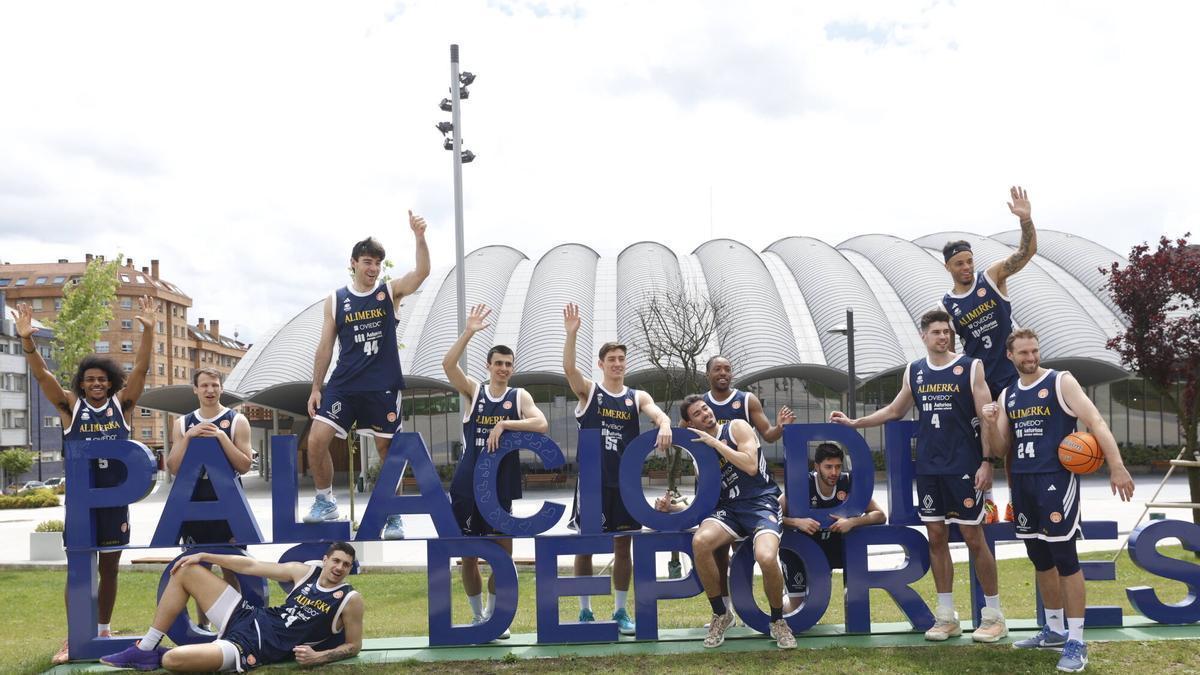 Por la izquierda, Greg Parham, Dan Duscak, Daniil Shelist (tumbado), Pablo Longarela, Jorge Arias, Raúl Lobaco, Robert Cosialls, Francis Nwaokorie, Fede Copes, Alonso Faure, Marques Townes y Calvin Hermanson, con el Palacio de los Deportes al fondo.