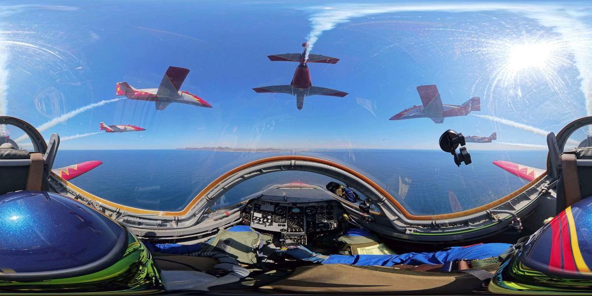 La cabina de un avión de la Patrulla Águila, desde dentro.