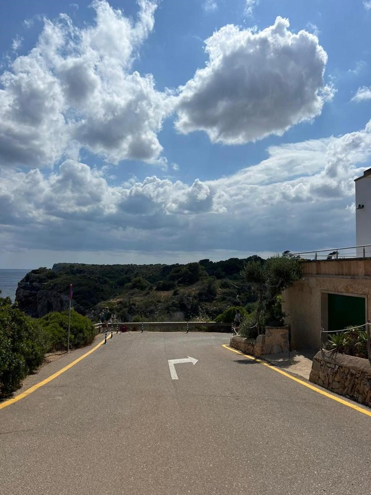 Vecinos de Cala s’Almunia y del Caló des Moro lanzan un grito de socorro ante “la invasión de gente y vehículos”