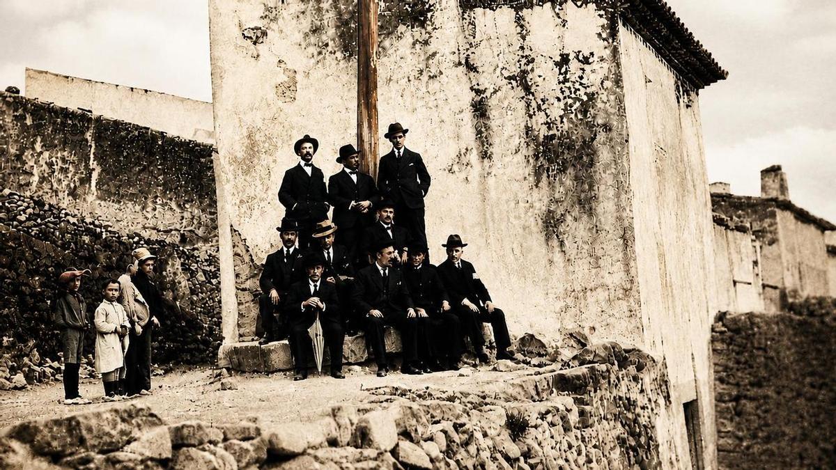 Excursionistes en el Castell en el primer terç del segle XX.
