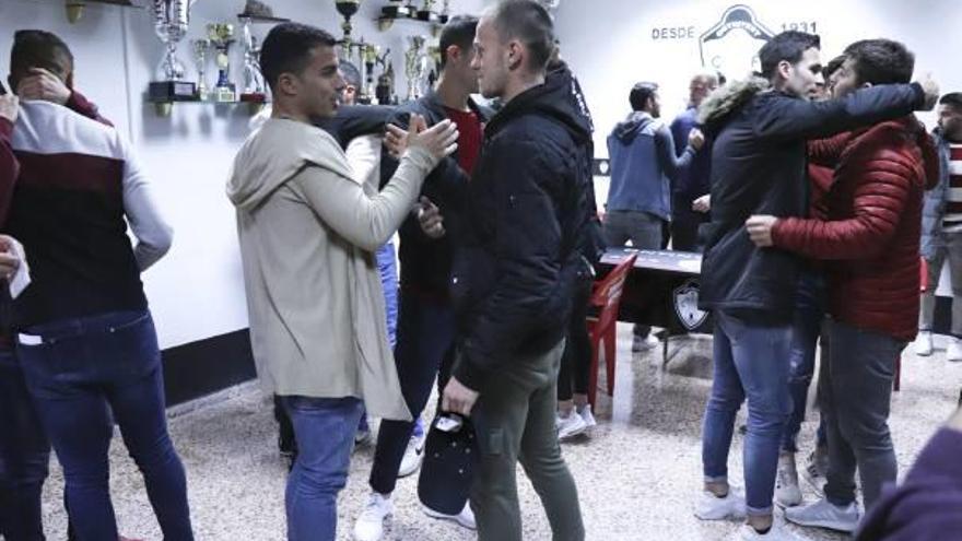 Los jugadores despidiéndose tras anunciarse que el club deja de competir, ayer en el Clariano.