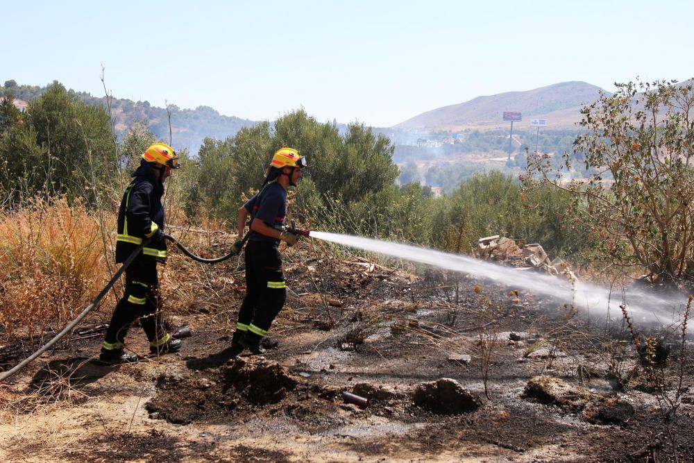 Un incendio en Torremolinos corta la A-7 y colapsa la MA-20