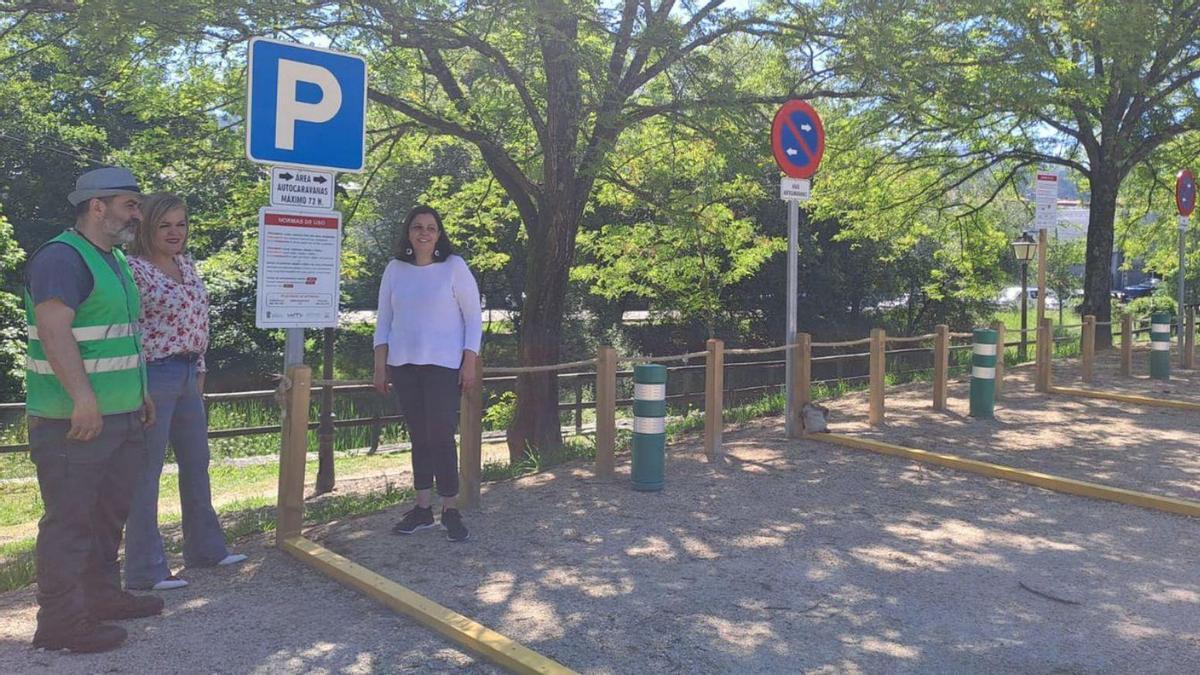 La alcaldesa Digna Rivas inspecciona la nueva zona de autocaravanas con los ediles Roberto Villar y Rita Pérez.