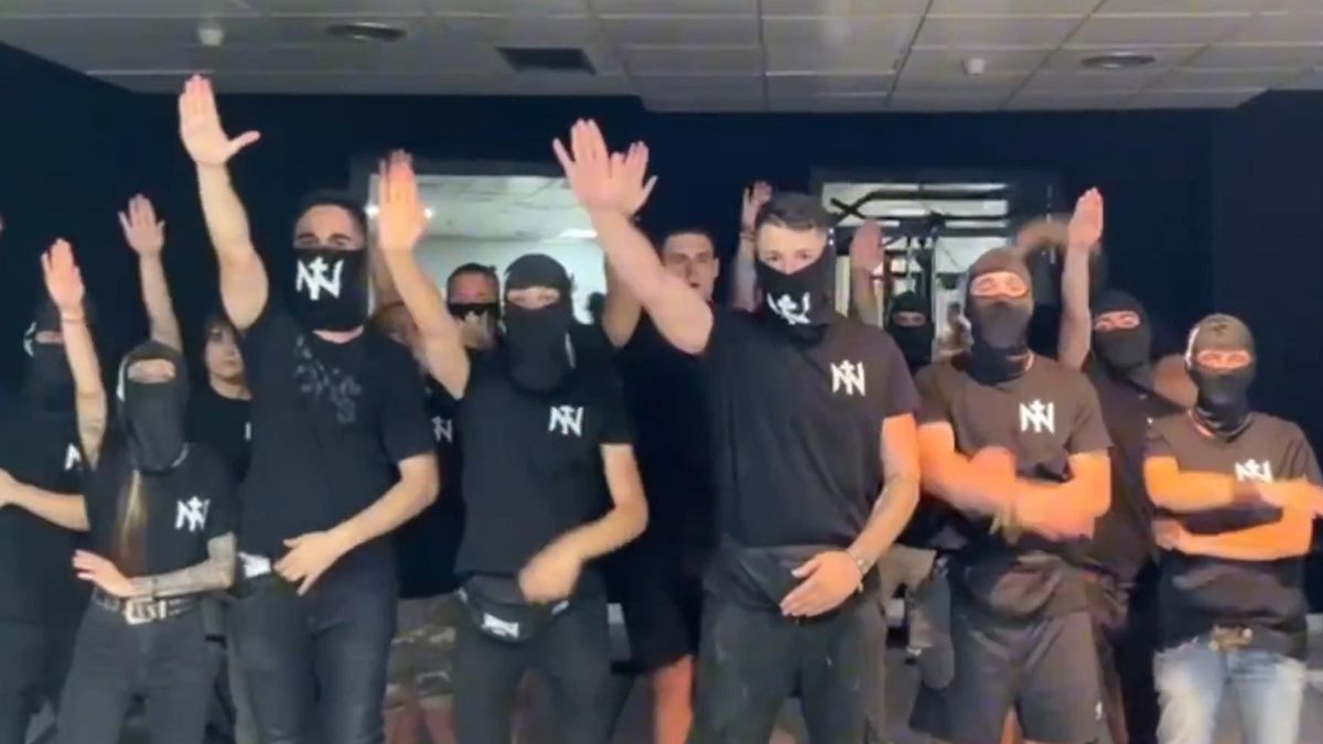 "Arriba España y Arriba Europa", gritan estos miembros de Núcleo Nacional al acabar un mensaje rodado en vídeo para redes sociales.