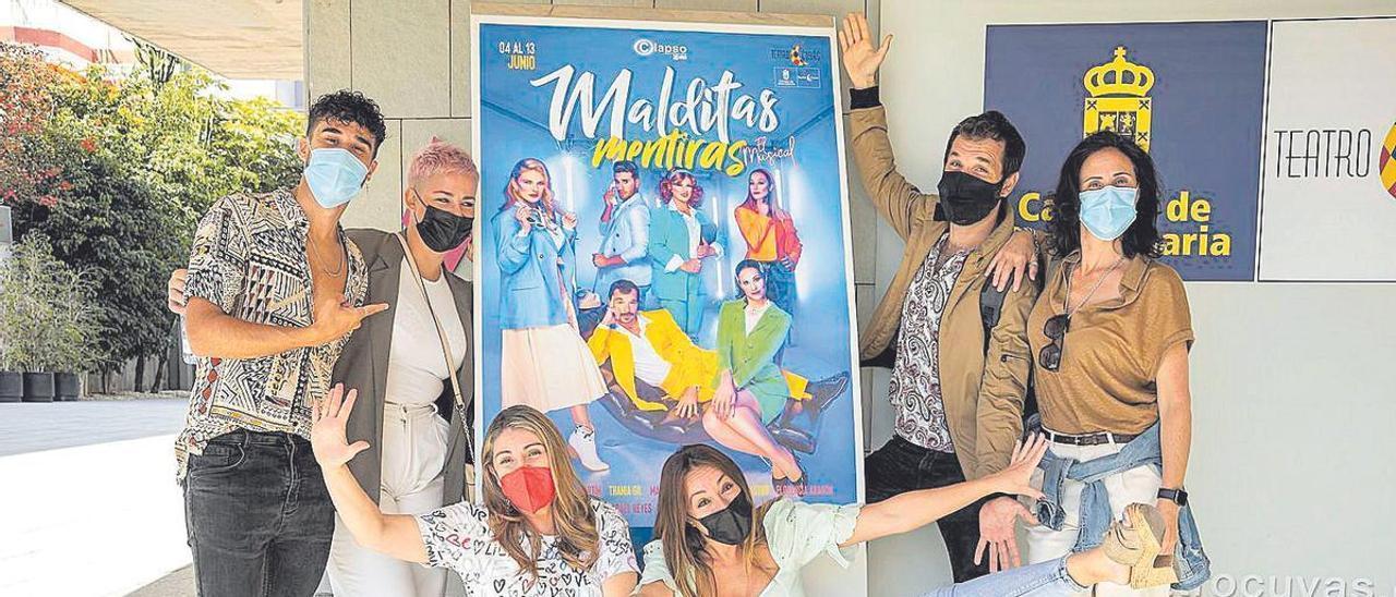 El elenco de ‘Malditas mentiras’, el nuevo montaje musical de Clapso, ayer, en el Teatro Cuyás.