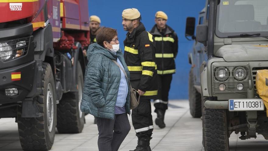 Una señora con una mascarilla en los exteriores del HUCA