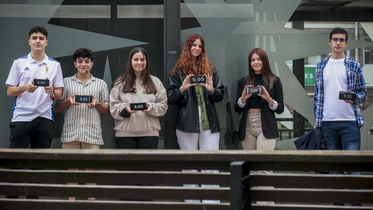 Lucía del Corro, tercera por la izquierda, hace un año con los mejores estudiantes de la EBAU