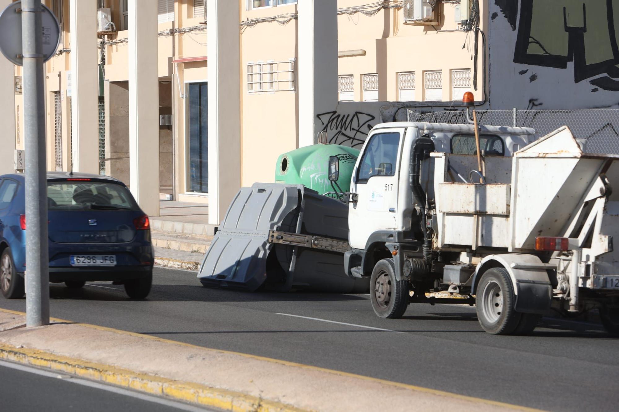 Efectos del viento en Alicante: contenedores volcados en la carretera, macetas en el suelo y un tramo de la playa desaparecido
