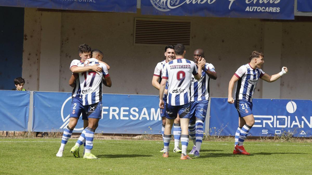 Los jugadores del Avilés celebran el gol de Santamaría