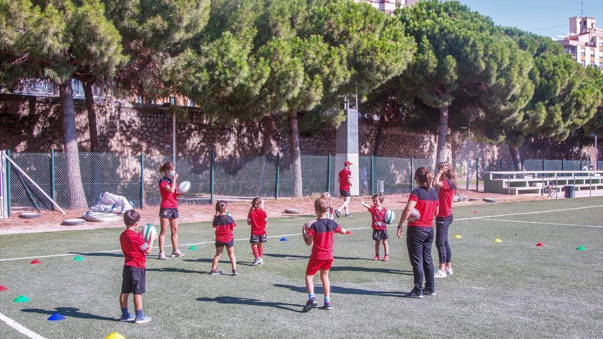 La Fundación Trinidad Alfonso ayuda a más de 1.600 familias de la Comunitat Valenciana a seguir con la práctica deportiva federada. En la imagen la cantera del CAU Valencia de rugby.