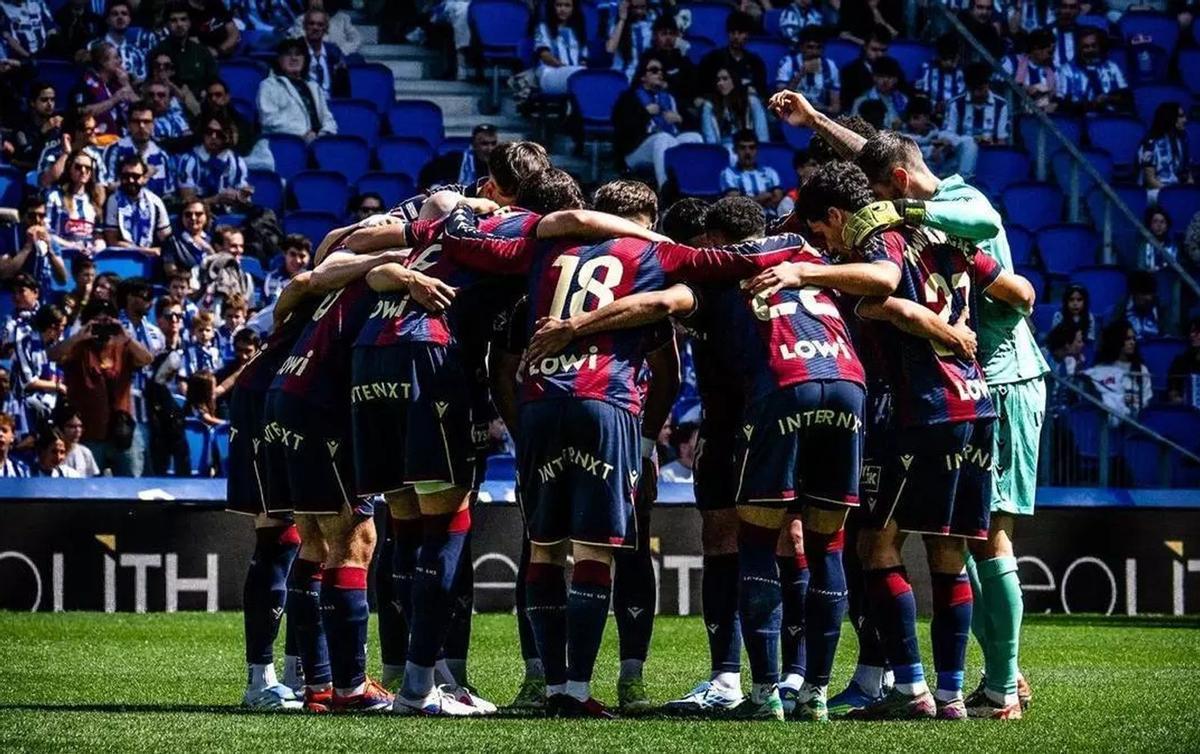 La arenga de los jugadores del Levante UD antes del encuentro contra la Real Sociedad del pasado sábado. | LUD