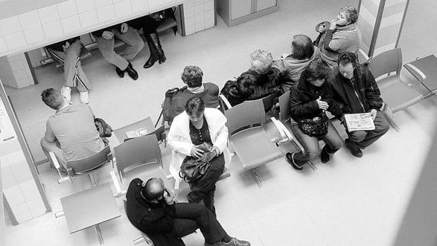 Unos pacientes, en la sala de espera de un centro de salud ovetense, ayer, durante la mañana.