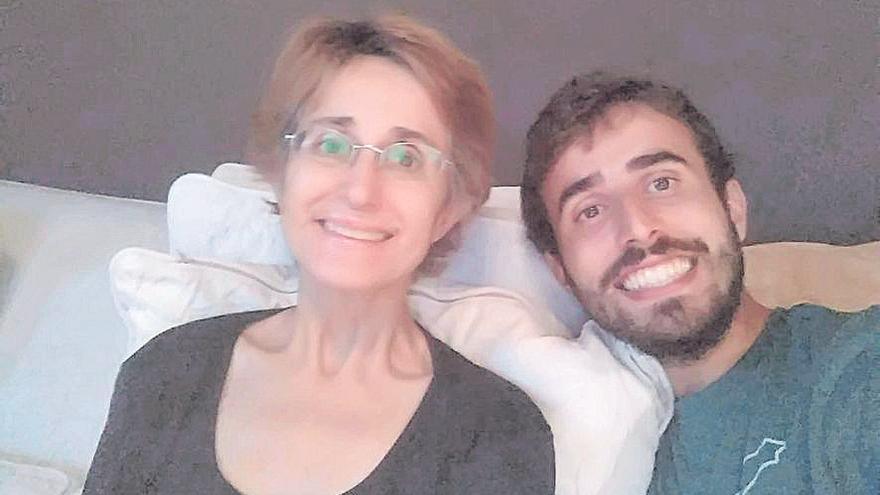 Adrià Cañellas con su madre, la doctora Magdalena Socias