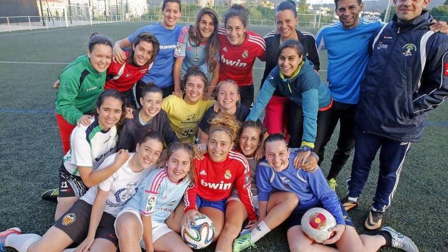 Jugadoras y técnicos de El Olivo, durante el último entrenamiento de preparación de esta semana en Navia. // Marta G. Brea