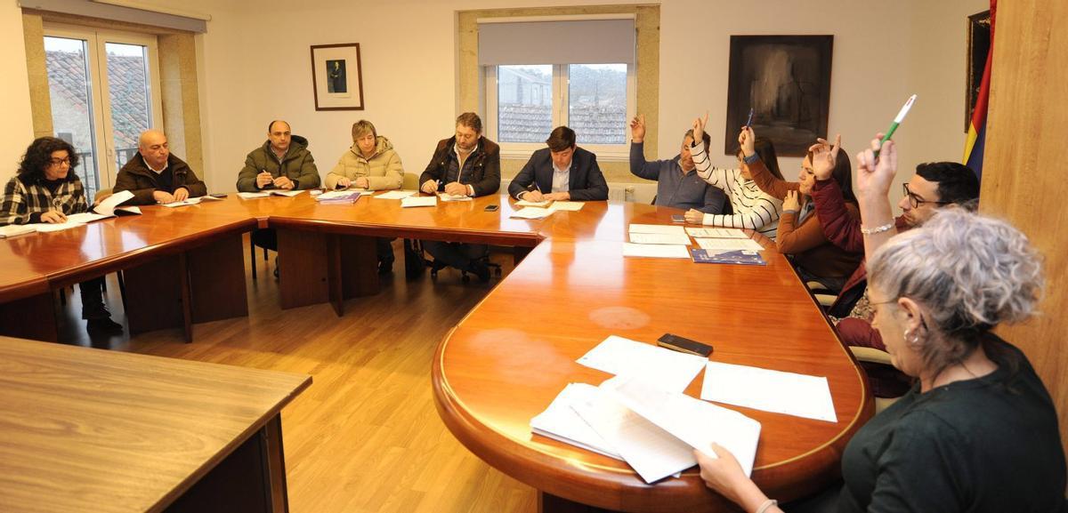 Ediles del PP y del BNG votan en un pleno de Agolada. |  Bernabé/Javier Lalín