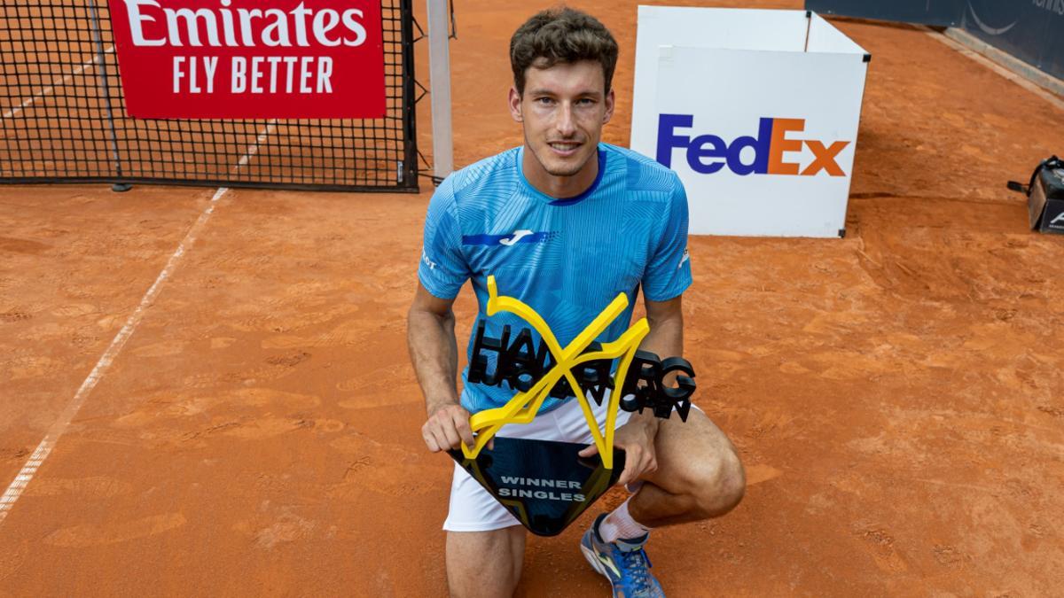 El tenista español, Pablo Carreño, con el trofeo de campeón en Hamburgo