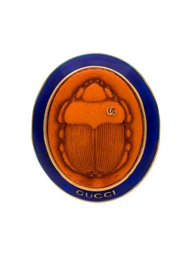 Broche estilo camafeo con escarabajo, de Gucci