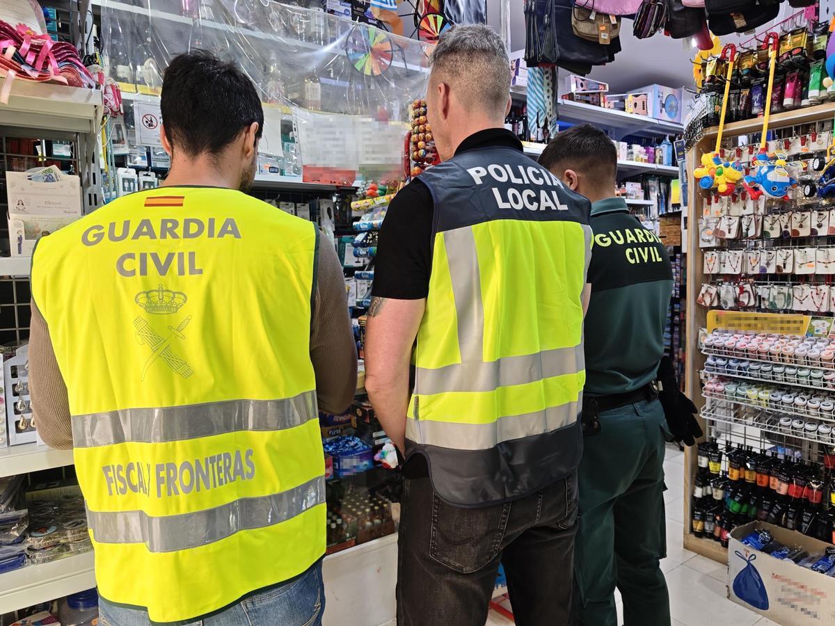 Inspección policial a un bazar de Córdoba.
