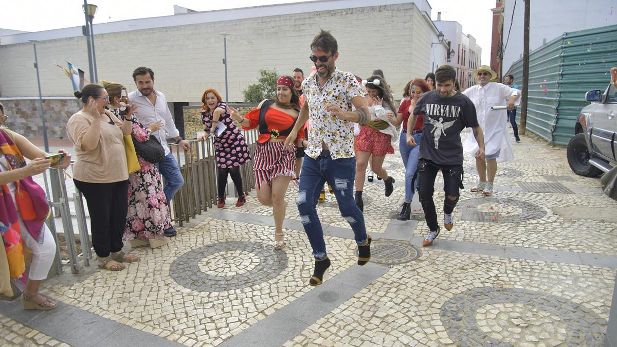 Los aficionados jalean a los valientes que se han atrevido a correr con tacones