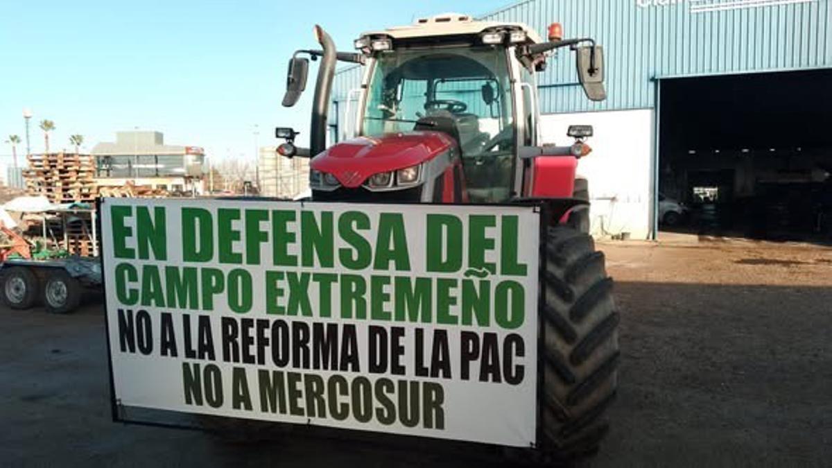 Tractor antes de partir en una de las marchas lentas convocadas esta mañana.