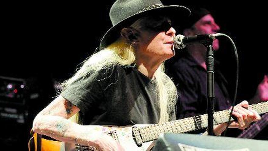 Johnny Winter (Beaumont, Texas-1944) protagonizó ayer uno de los conciertos estrella del Festival de Jazz 2008. / RAFA VÁZQUEZ