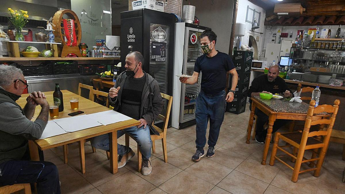 Los hosteleros reabren el interior de los bares con mesas de dos  | ISRAEL SÁNCHEZ