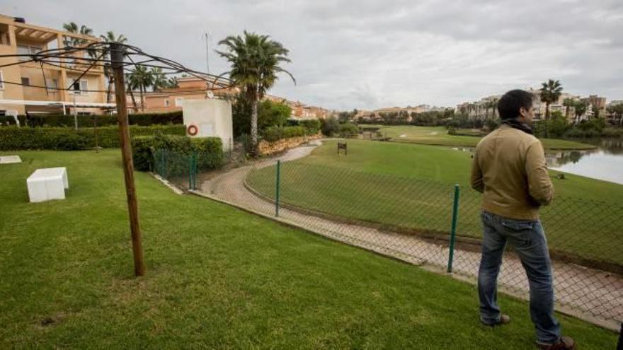 Quinientos vecinos se unen para denunciar el abandono del campo de golf de Alicante