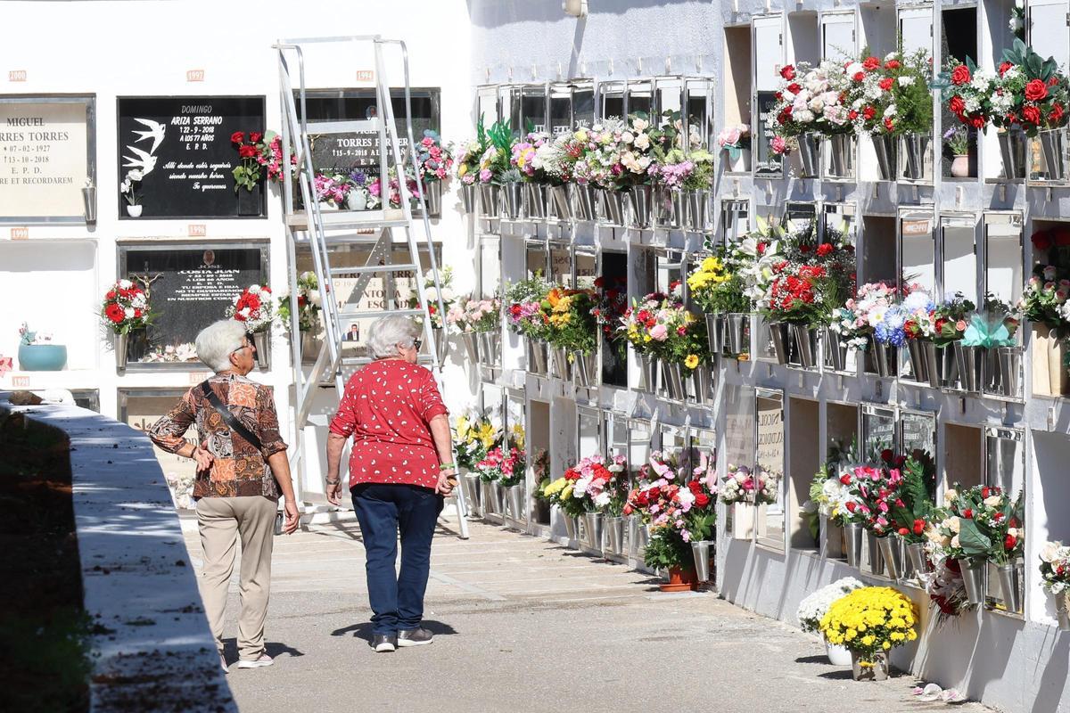 Todas las fotos del día de Tots Sants en los cementerios de Ibiza