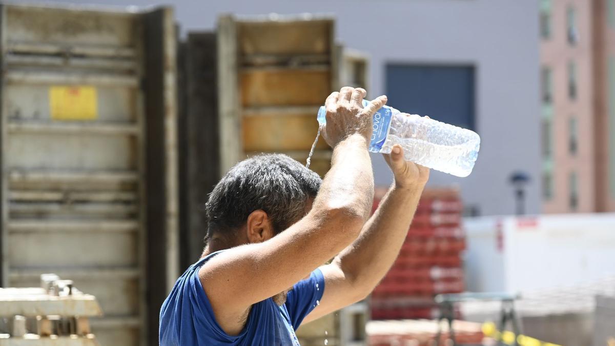Un hombre se refresca en un día caluroso.