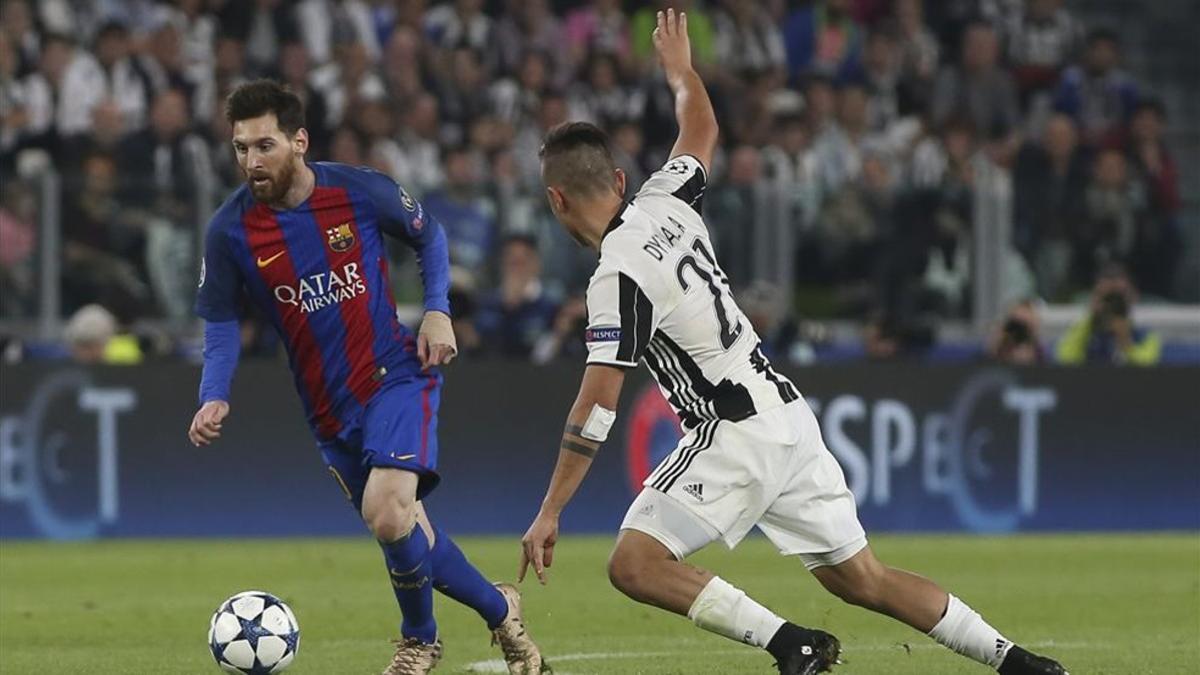 Leo Messi, perseguido por su compatriota Paulo Dybala