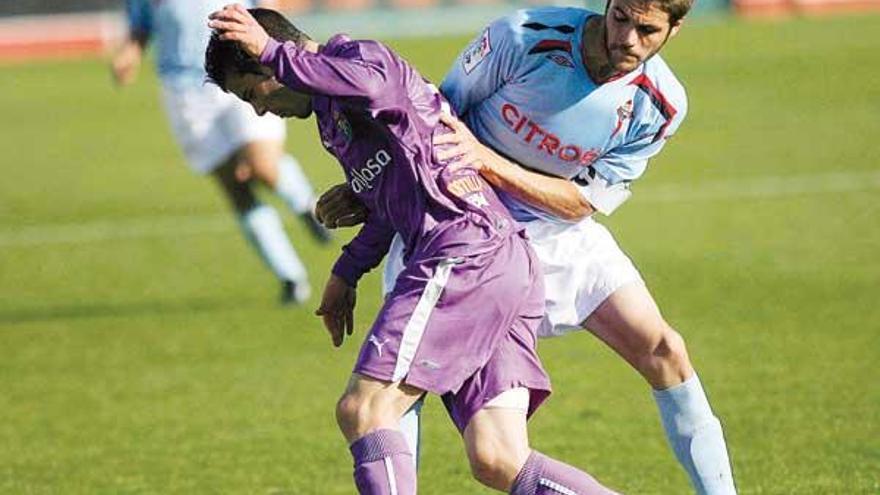 El céltico Pedro disputa un balón con un jugador del Valladolid B, en un partido en Barreiro.
