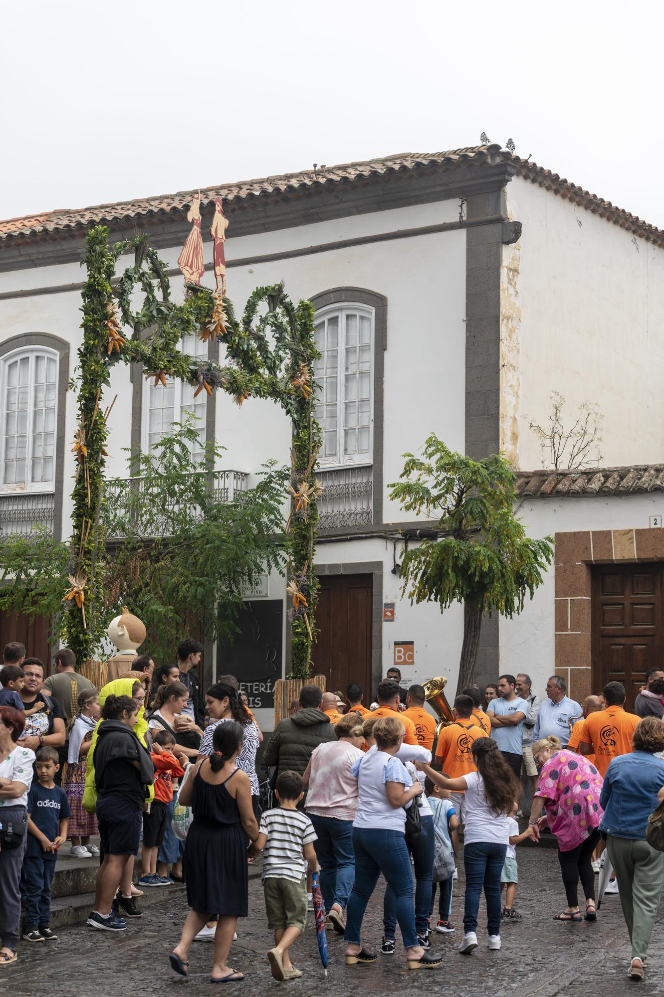 La bandera de las Fiestas del Pino 2022 ya ondea en lo alto de la basílica