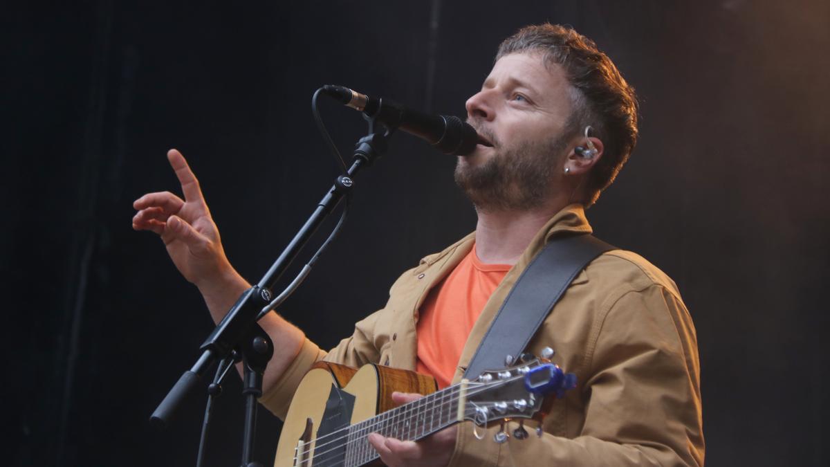 Pla curt de Josep Montero, el cantant d&#039;Oques Grasses durant el concert a les escales de la Catedral de Girona.