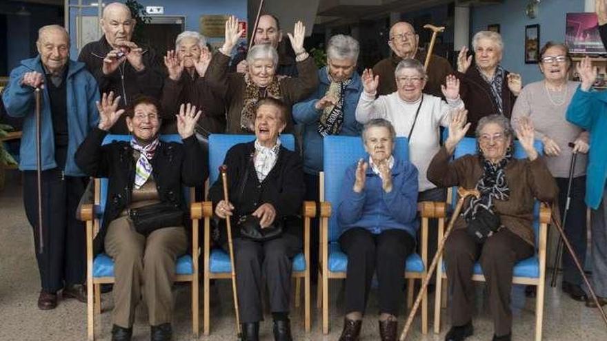 Un grupo de mayores de la residencia de A Farixa posa para la foto con alegría. // Brais Lorenzo