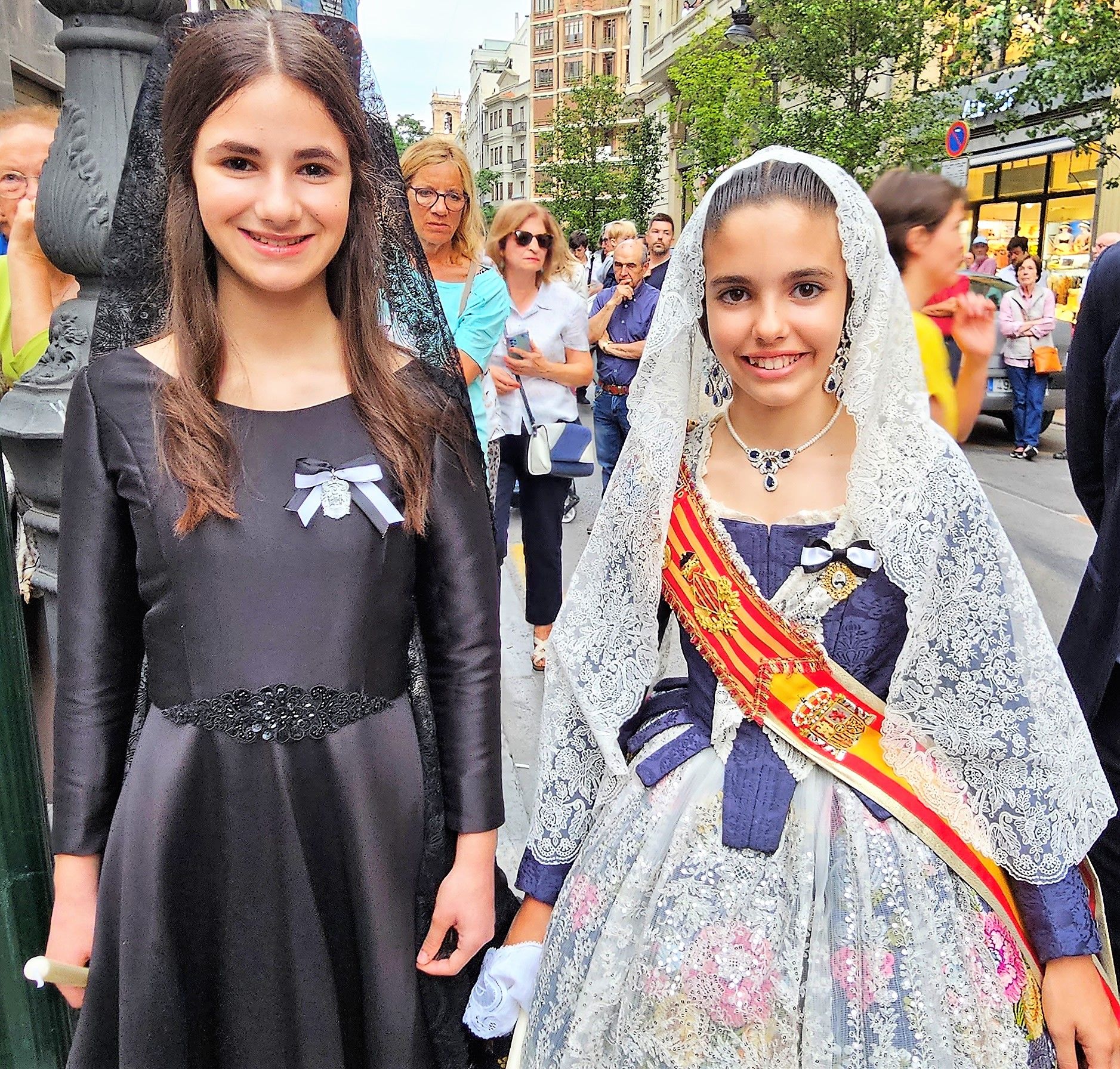 Paula y la corte infantil acompañan al San Vicente Niño