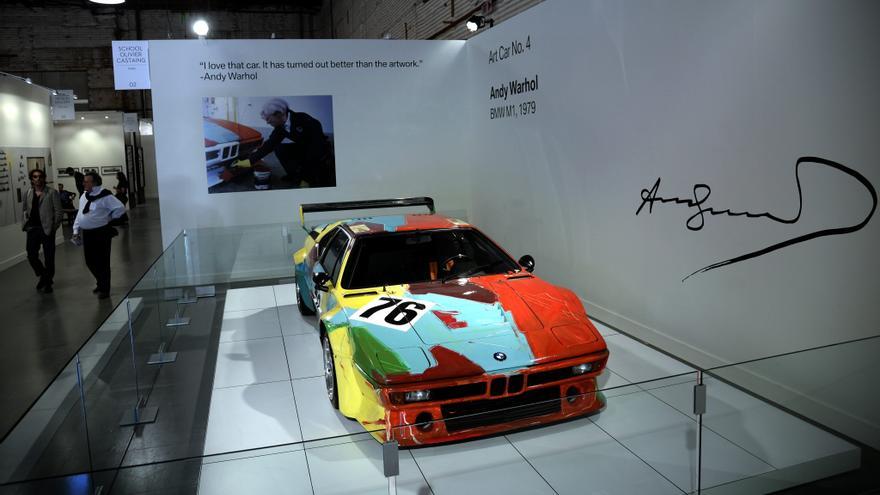 Cubren con ocho kilos de harina un coche diseñado por Andy Warhol en Milán