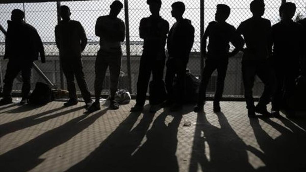 En Grecia 8Sirios huidos de su país esperan para registrarse en un centro de atención, en la isla de Lesbos.