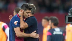 Flick abraza a Lewandowski tras sustituirlo en la segunda mitad del Barça-Getafe en Montjuïc.