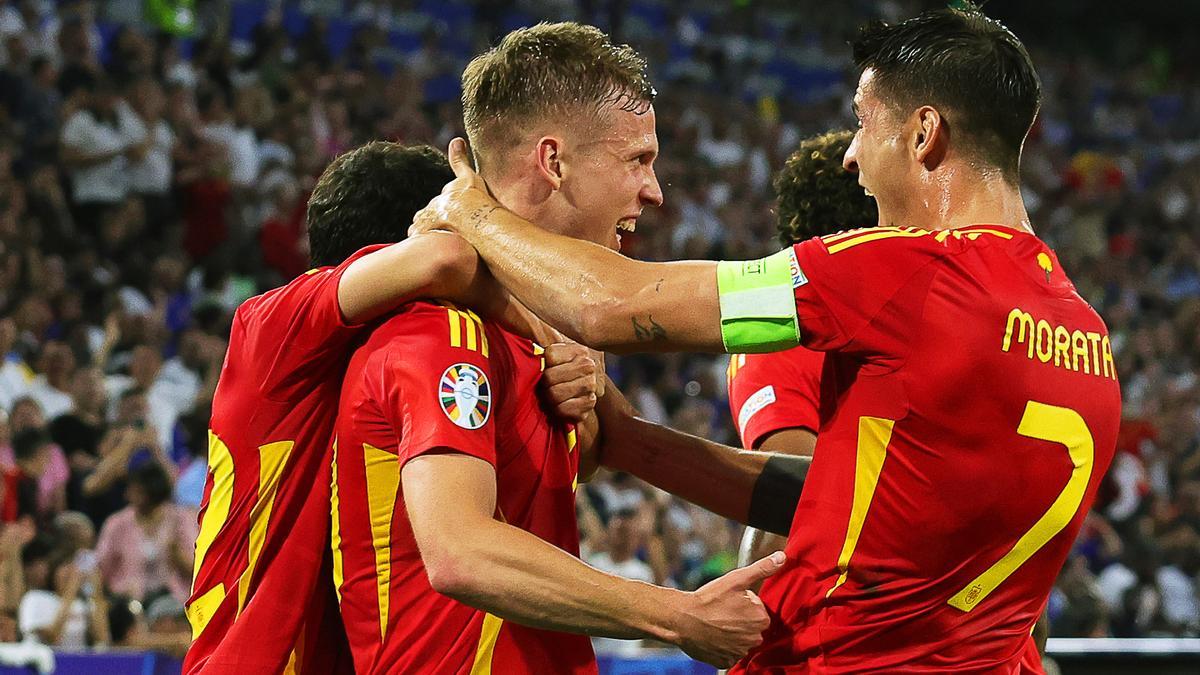 Spain's Dani Olmo (C) celebrates his side's second goal of the game with team-mate Alvaro Morata (R) during the UEFA Euro 2024 Semi-final soccer match between Spain and France at Munich Football Arena