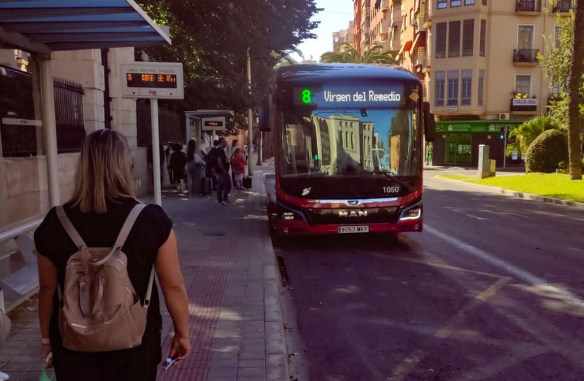 El autobús eléctrico, en la parada del Panteón de Quijano