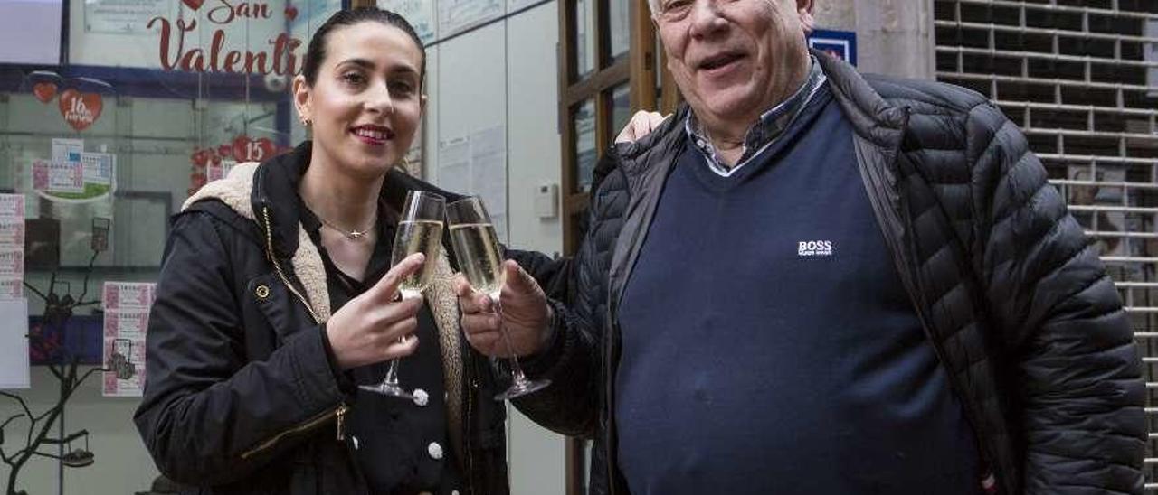 La lotera Marta Carbayeda y su padre, José Antonio Carbayeda, brindan por el premio vendido.