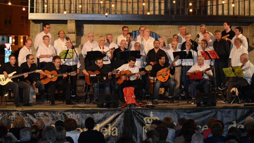 La Rondalla de Redondela, durante una actuación en la Prada de la Casa da Torre.