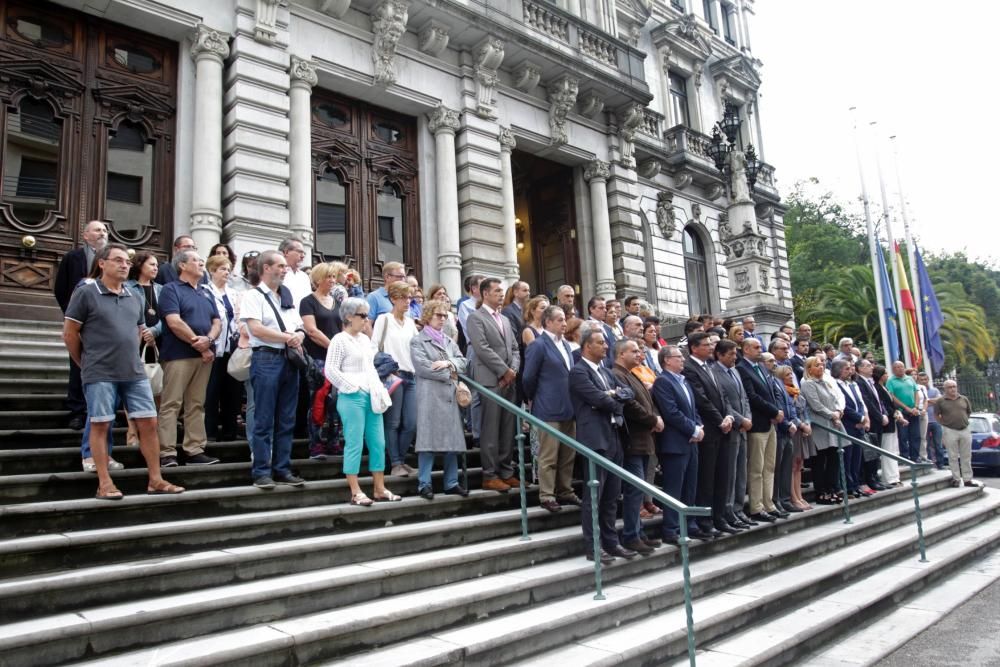 Cinco minutos de silencio ante la Junta General del Principado