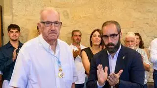 Rianxo distingue a 'Moncho o Xixí' con su Medalla de Oro por cuatro décadas dedicado a la Guadalupe