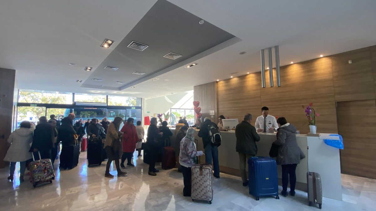 Un grupo de turistas del Imserso, en la recepción de un hotel de Peñíscola, en la campaña de invierno.