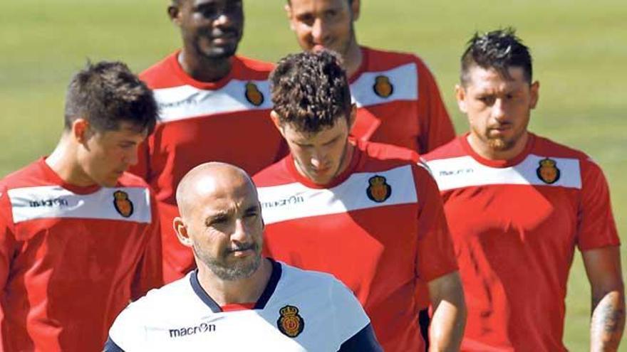 El entrenador del Mallorca, Albert Ferrer, junto a algunos de sus jugadores en Son Bibiloni.