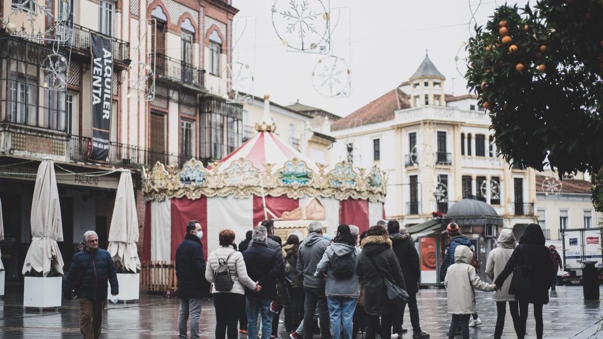 Turistas en la plaza de España de Mérida durante el pasado puente de diciembre.
