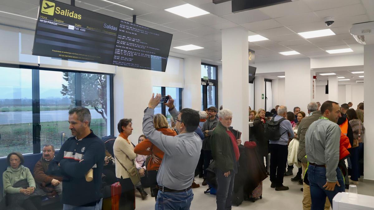 Pasajeros en el aeropuerto de Córdoba el día de la salida del avión a Praga.